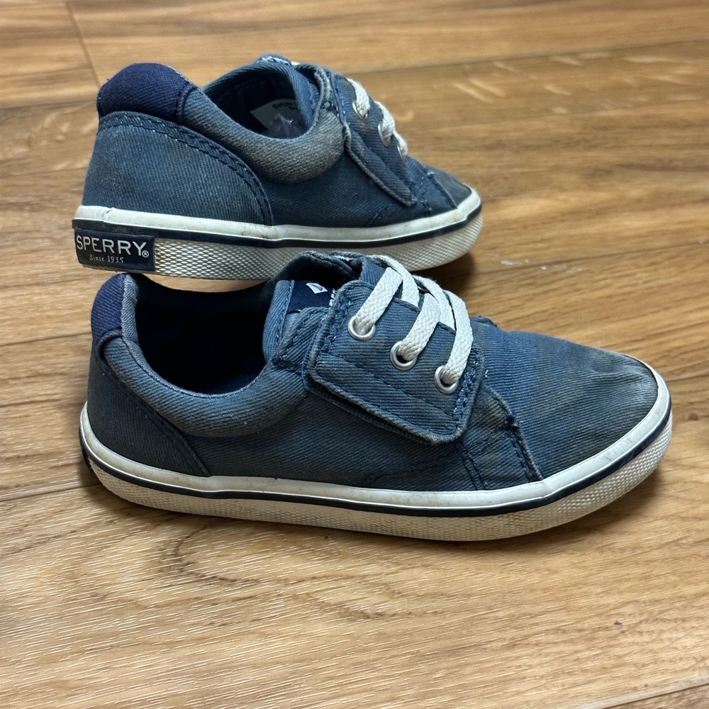 Sperry Striper II toddler boys sneaker, size 8.